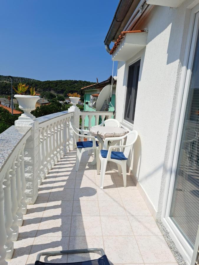 Apartmani Ana-Lora Lopar Exterior photo